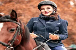 بازیگر زن در حال سوارکاری/عکس
