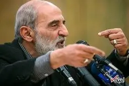 ادعای حسین شریعتمداری: سفیر انگلیس هنگام بازداشت، خودش را خیس کرد!