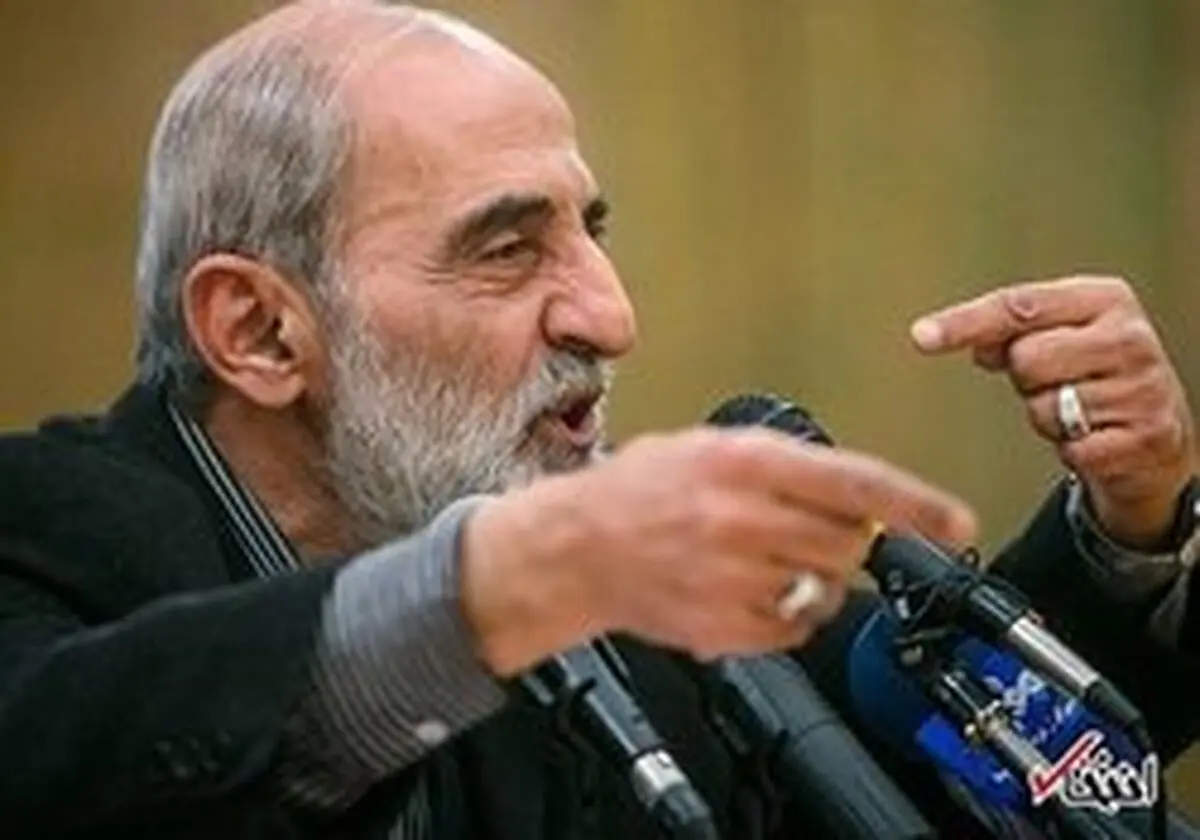 ادعای حسین شریعتمداری: سفیر انگلیس هنگام بازداشت، خودش را خیس کرد!