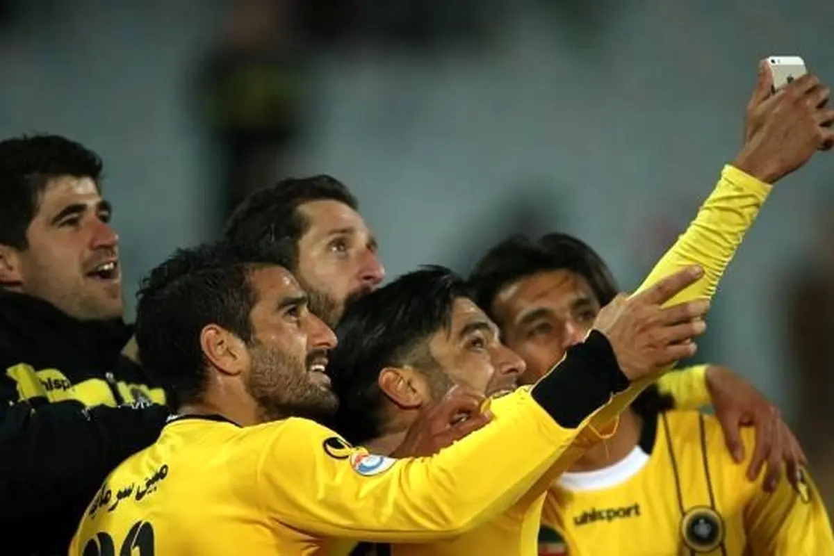 سلفی بسیار جالب درورزشگاه آزادی +عکس