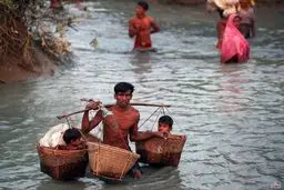 تصویری جالب از یک آواره روهینگیایی با فرزندانش