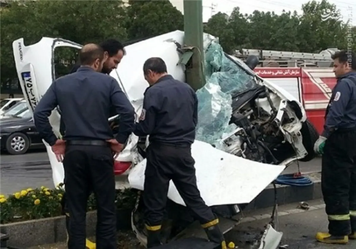 برخورد مرگبار خانم راننده با تیر چراغ برق +عکس