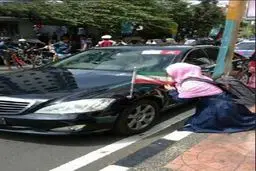 بوسه دختر اندونزیایی بر پرچم ایران/عکس