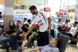حرکت ارزشمند بازیکن پرسپولیس در فرودگاه/عکس
