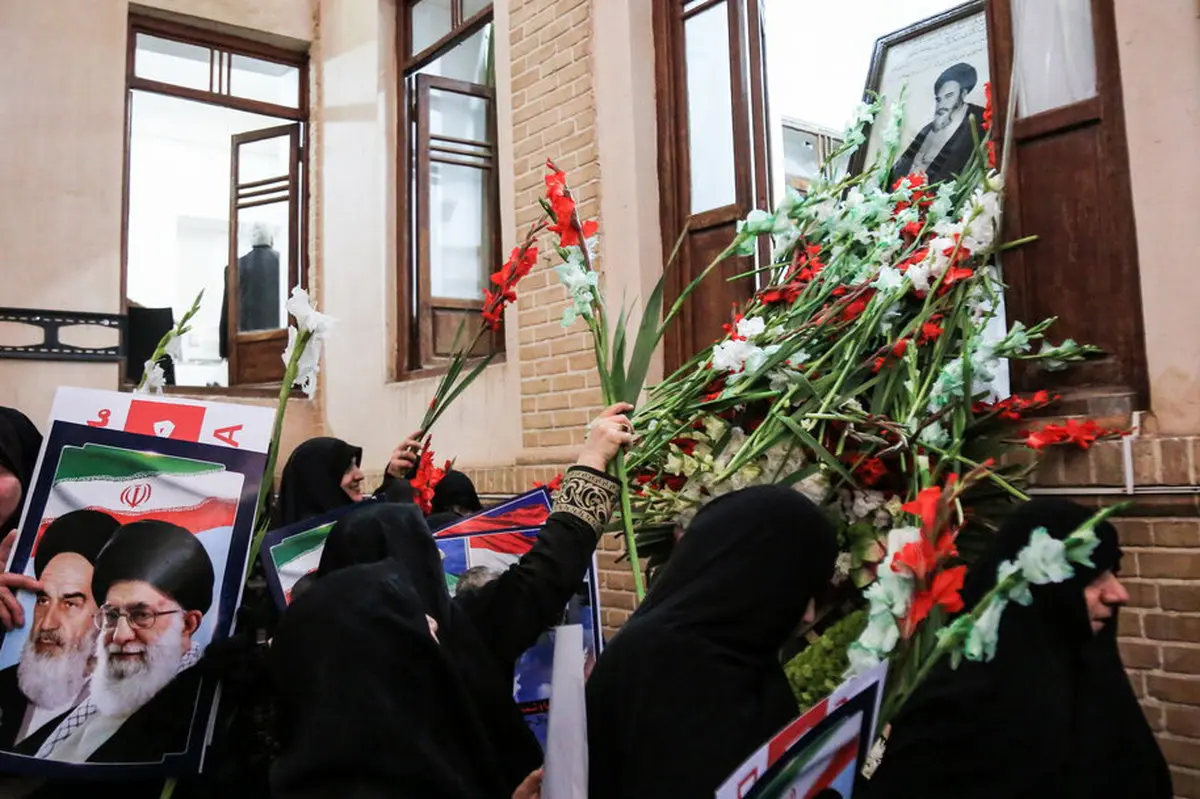 عکسی از گلباران خانه تاریخی امام (ره) در قم