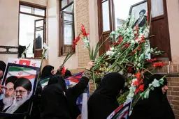 عکسی از گلباران خانه تاریخی امام (ره) در قم