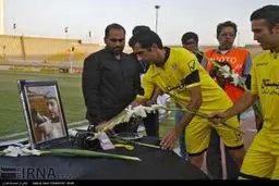 گرامیداشت علی هویسی در حاشیه دیدار فولاد خوزستان و نفت تهران/تصاویر