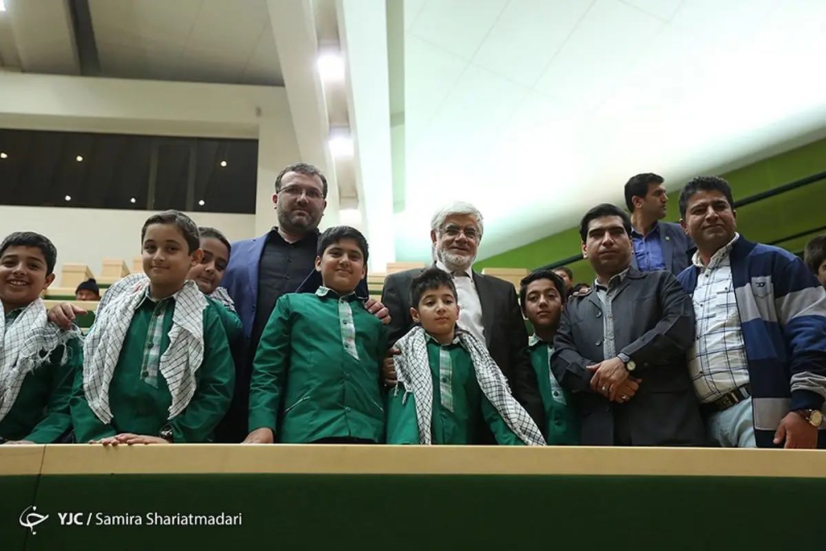 عکس یادگاری عارف با مهمانان خاص مجلس/عکس