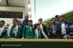 عکس یادگاری عارف با مهمانان خاص مجلس/عکس