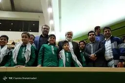 عکس یادگاری عارف با مهمانان خاص مجلس/عکس