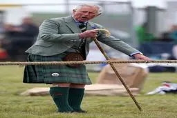 وقتی ولیعهد بریتانیا داور مسابقه طناب کشی می‌شود/عکس