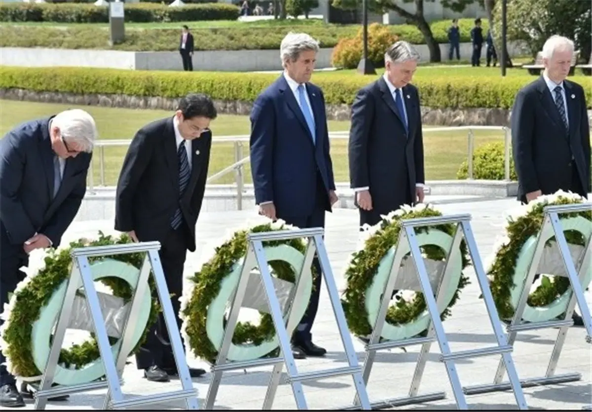 ادای احترام کری به کشته‌شدگان حمله اتمی آمریکا به هیروشیما/ عکس