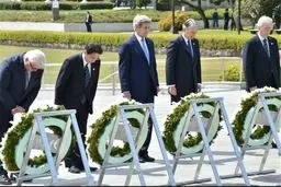 ادای احترام کری به کشته‌شدگان حمله اتمی آمریکا به هیروشیما/ عکس