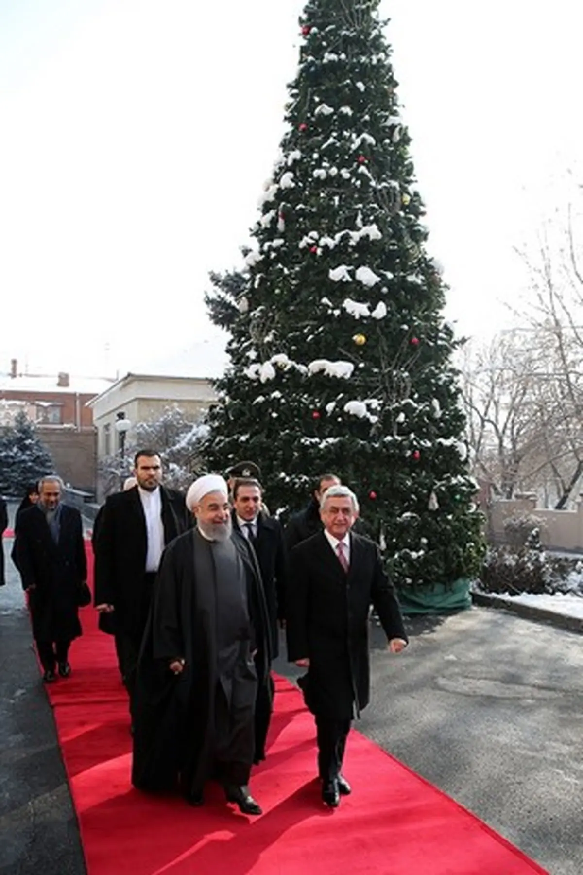 کاج کریسمس در مسیر استقبال از روحانی/عکس