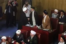 دیدار گرم حسن روحانی با ابراهیم رئیسی در حاشیه جلسه خبرگان رهبری/عکس