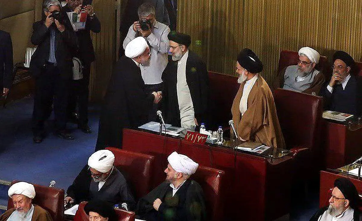 دیدار گرم حسن روحانی با ابراهیم رئیسی در حاشیه جلسه خبرگان رهبری/عکس