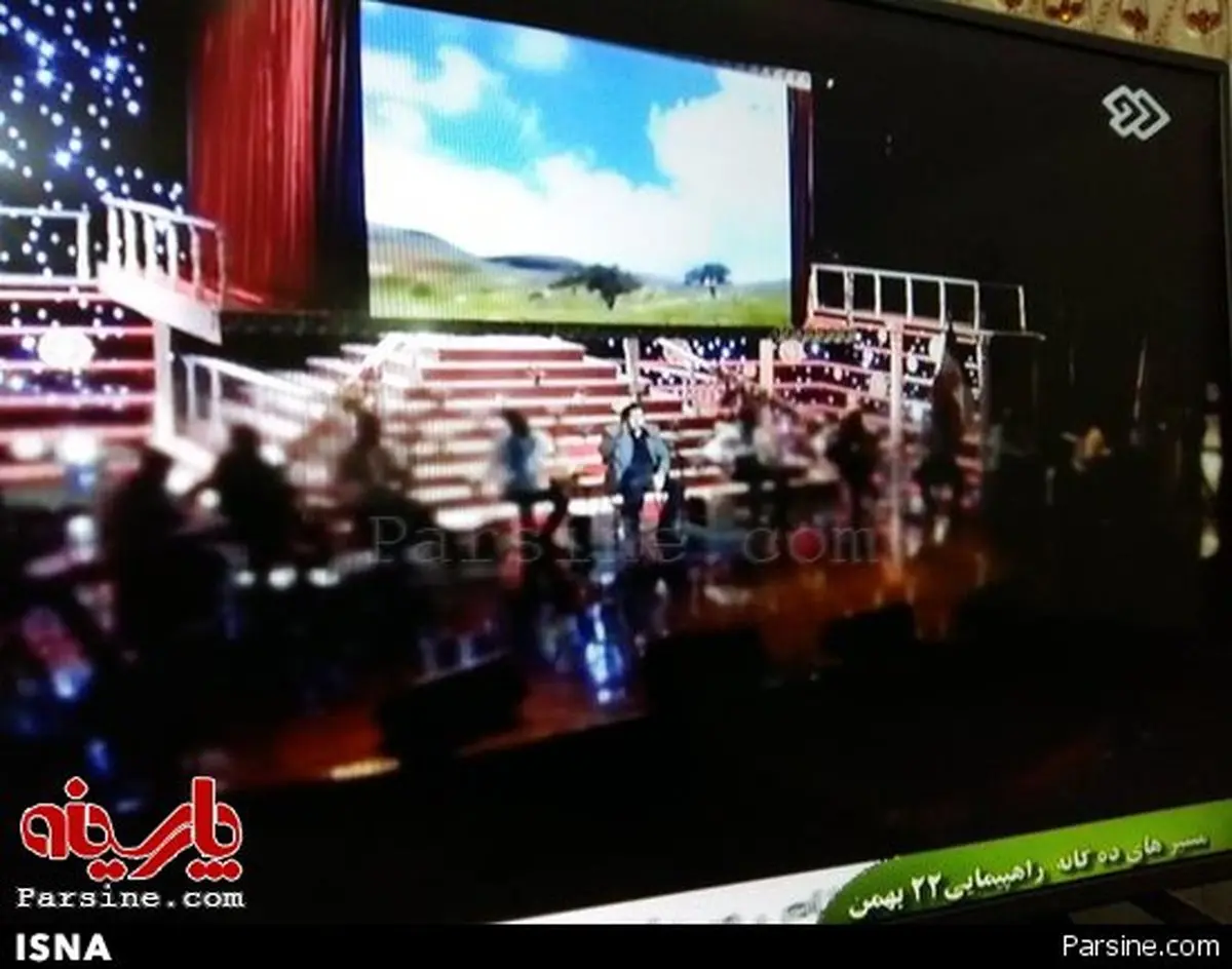 عکس / روش عجیب پخش کنسرت از تلویزیون!