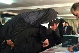 رای دادن مادر روی دوش پسر/ عکس