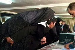رای دادن مادر روی دوش پسر/ عکس
