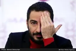 ژست نویدمحمدزاده در نشست خبری/ عکس