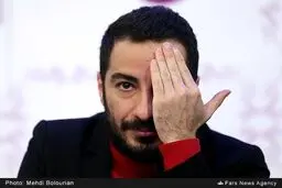 ژست نویدمحمدزاده در نشست خبری/ عکس