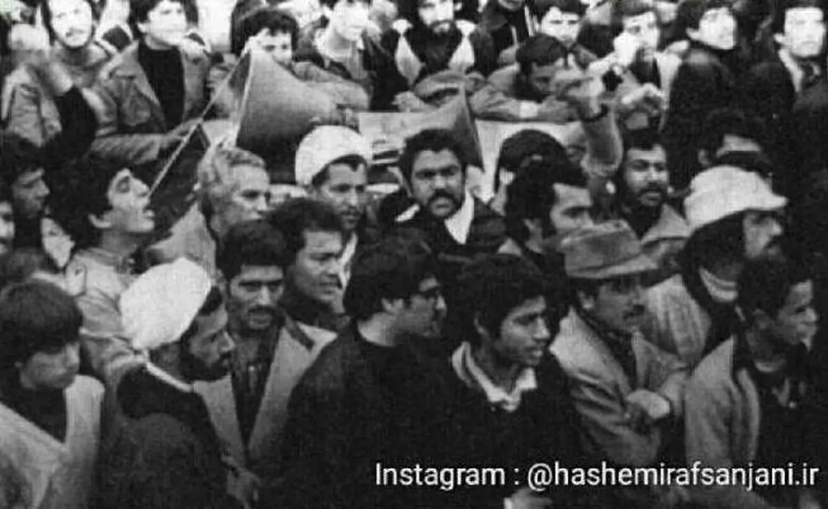 هاشمی رفسنجانی بدون محافظ در یک راهپیمایی /عکس