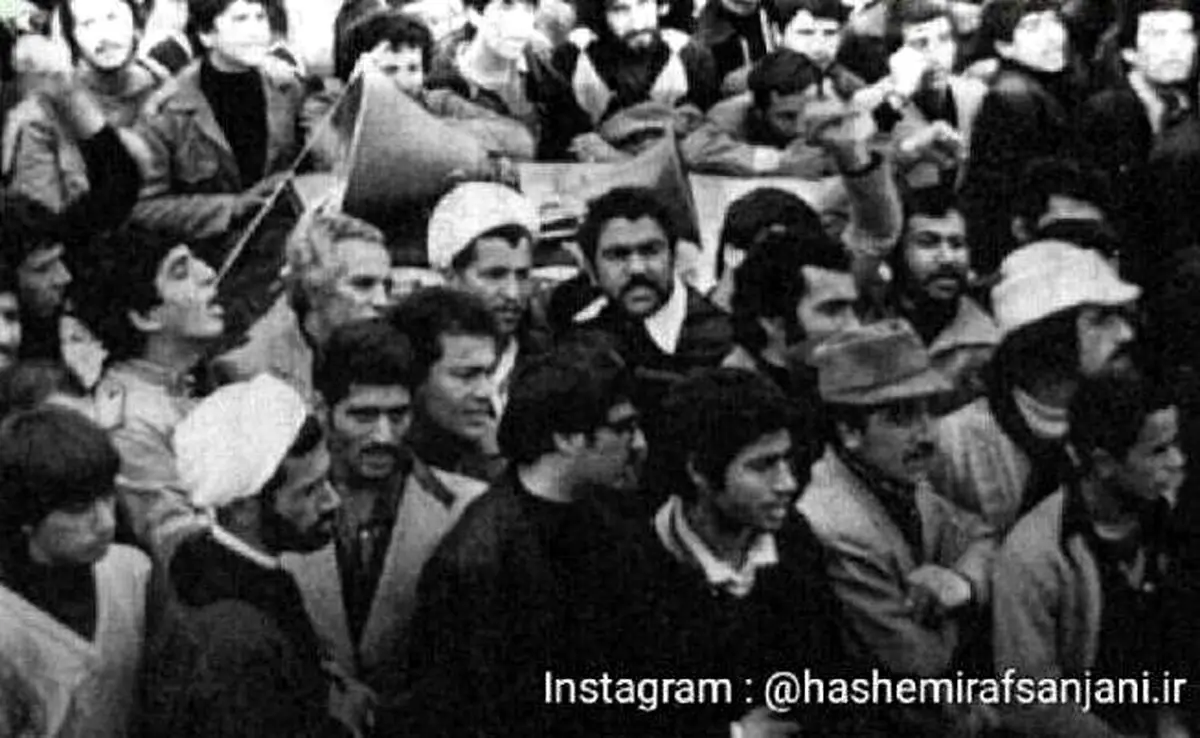 هاشمی رفسنجانی بدون محافظ در یک راهپیمایی /عکس
