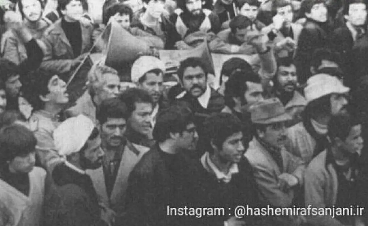 هاشمی رفسنجانی بدون محافظ در یک راهپیمایی /عکس