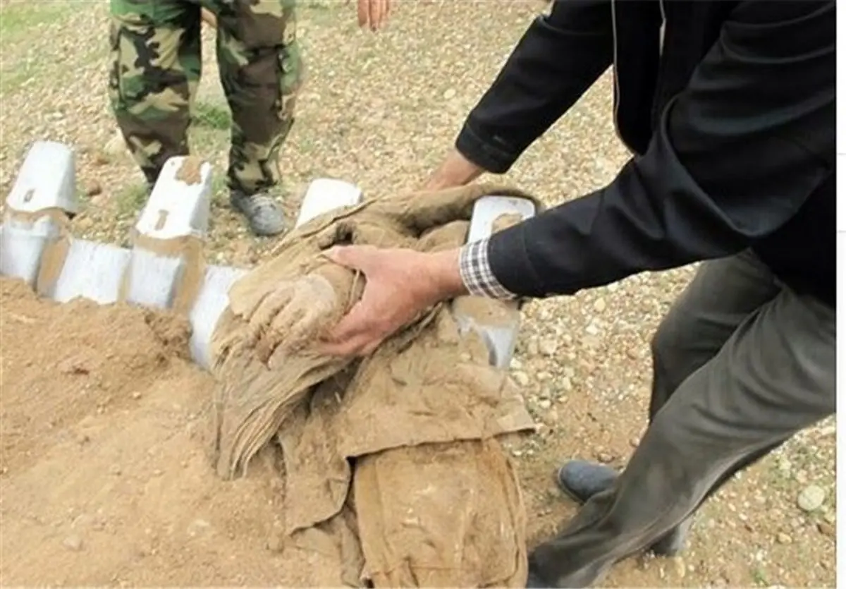 تفحص شهید با بدن کاملا سالم/عکس