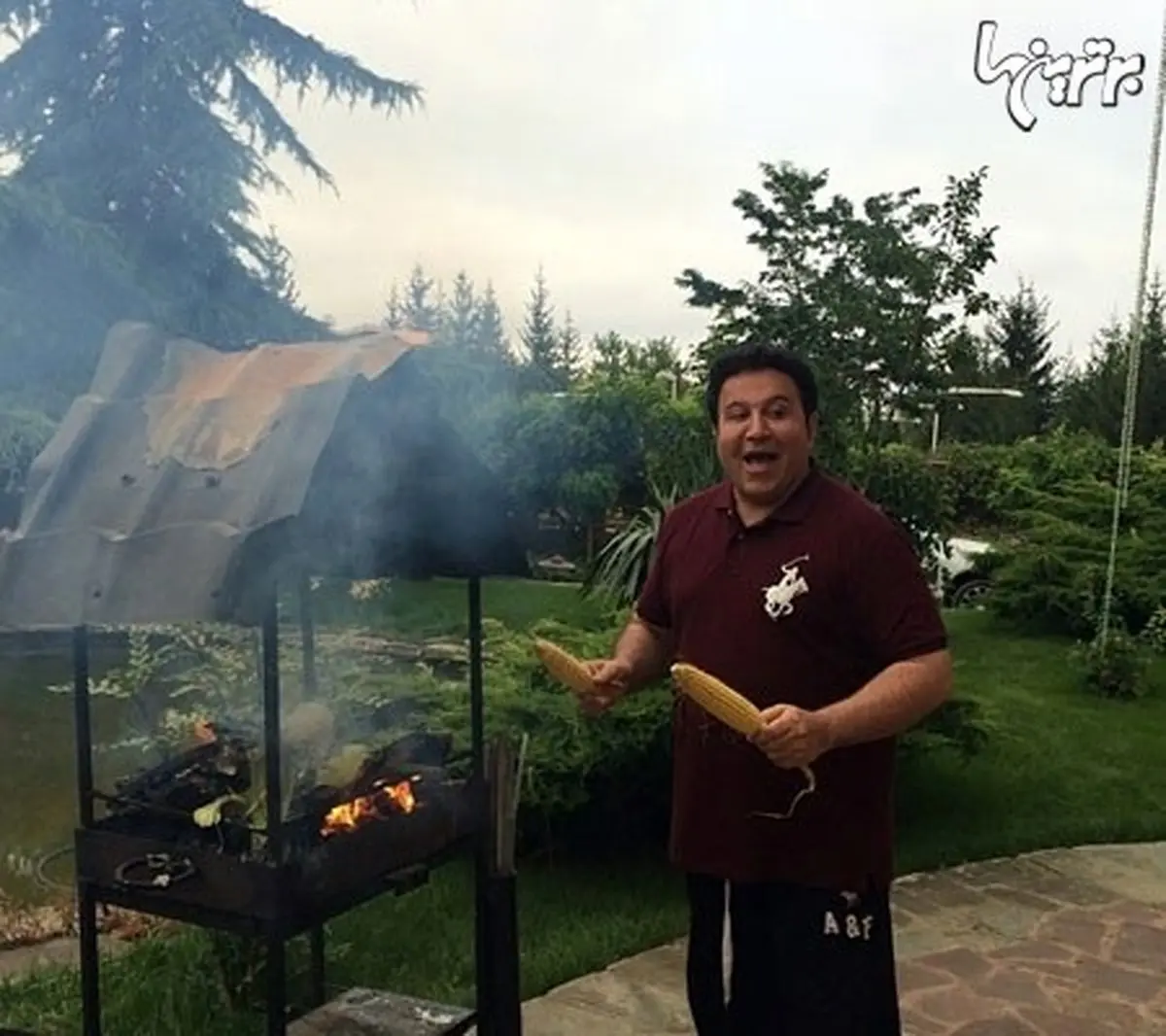 میلیاردر فوتبال ایران در حال پختن بلال/ عکس