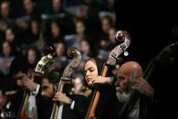 نوازندگی بازیگر زن سینما و تلویزیون در یک اجرای موسیقی/عکس