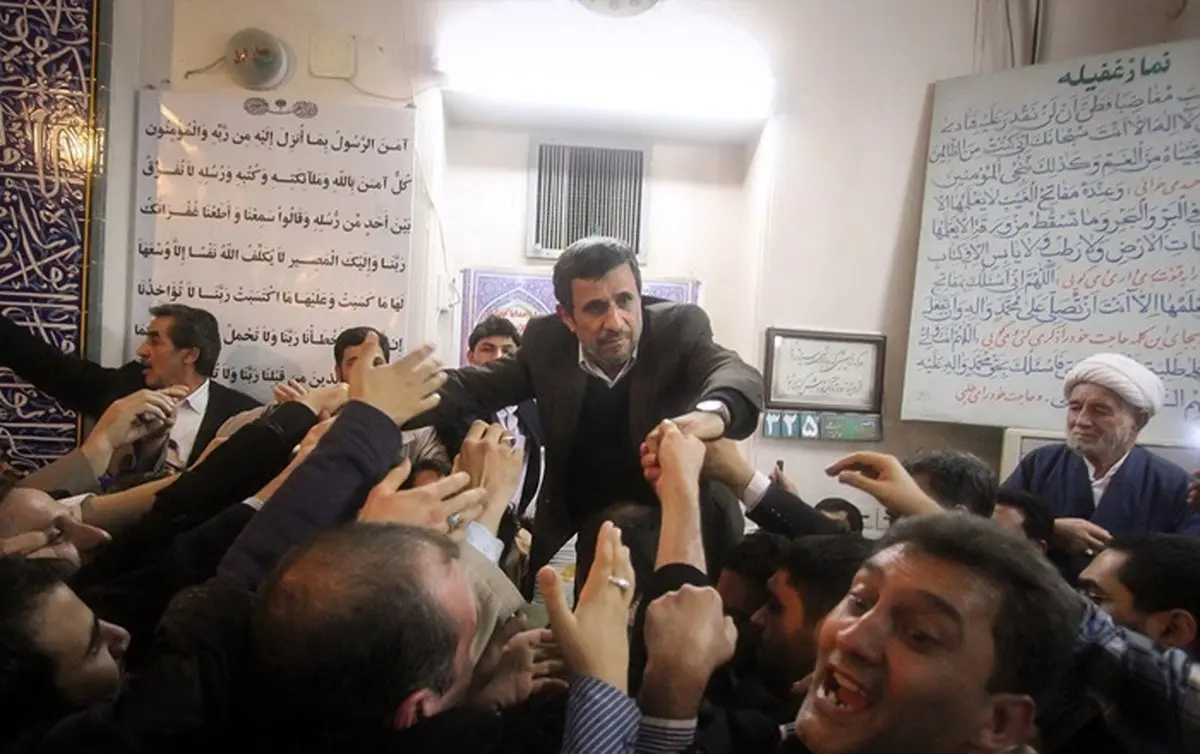 فعالیت های تبلیغاتی حامیان احمدی نژاد در حاشیه مراسم ختم مادر او در شهرستان ها