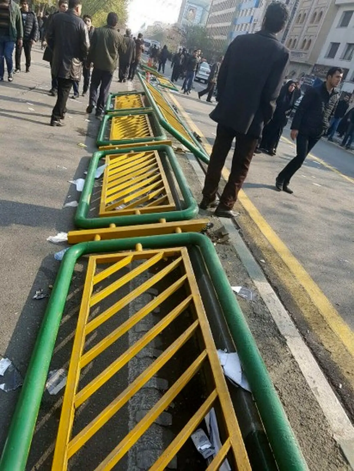 نرده های شکسته شده خیابان انقلاب بر اثر سیل جمعیت/عکس