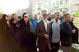 حضور خانوادگی فرمانده نیروی دریایی ارتش در راهپیمایی ۲۲ بهمن/عکس
