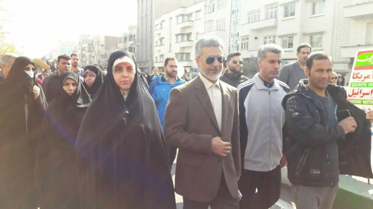 حضور خانوادگی فرمانده نیروی دریایی ارتش در راهپیمایی ۲۲ بهمن/عکس
