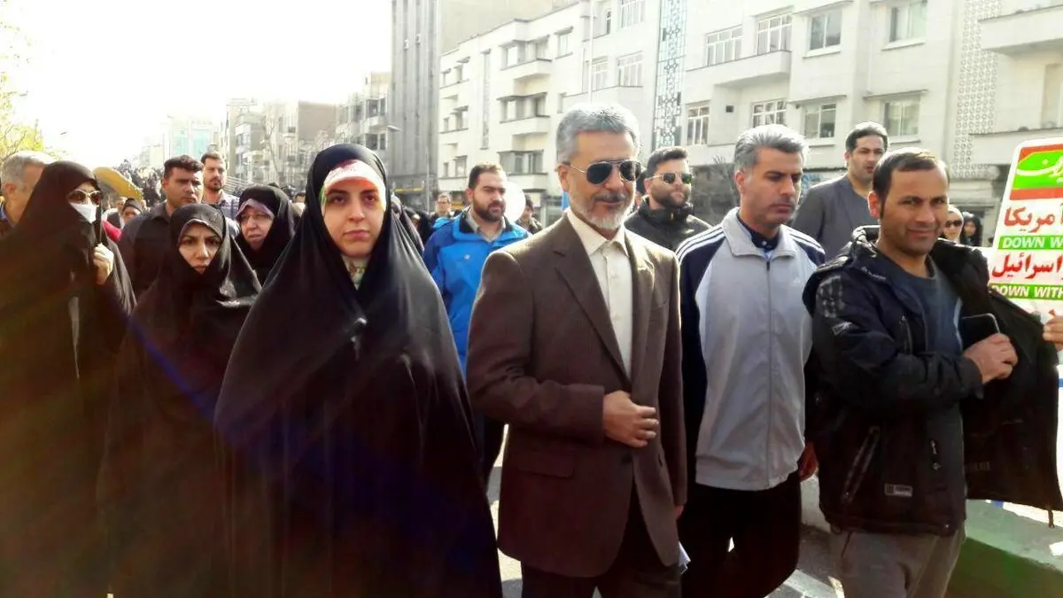 حضور خانوادگی فرمانده نیروی دریایی ارتش در راهپیمایی ۲۲ بهمن/عکس