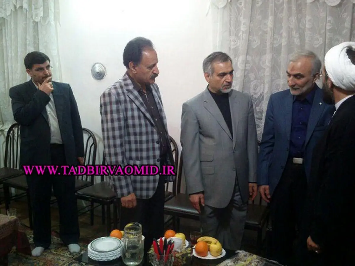 حسین فریدون در منزل مادر /عکس