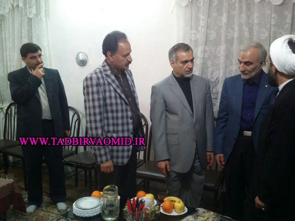 حسین فریدون در منزل مادر /عکس