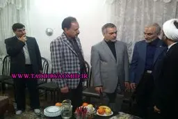 حسین فریدون در منزل مادر /عکس