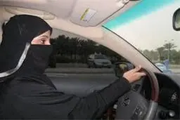 پسر پادشاه عربستان درباره رانندگی زنان چه گفت؟/ محمد بن سلمان: جامعه باید تصمیم بگیرد