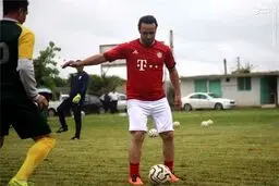 جادوگر با پیراهن بایرن مونیخ پا به توپ شد/ عکس