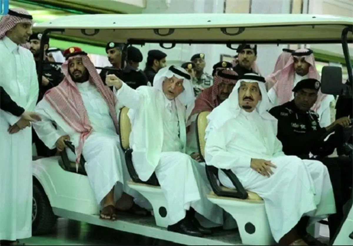 بازدید پادشاه عربستان و پسرش از محل حادثه /عکس