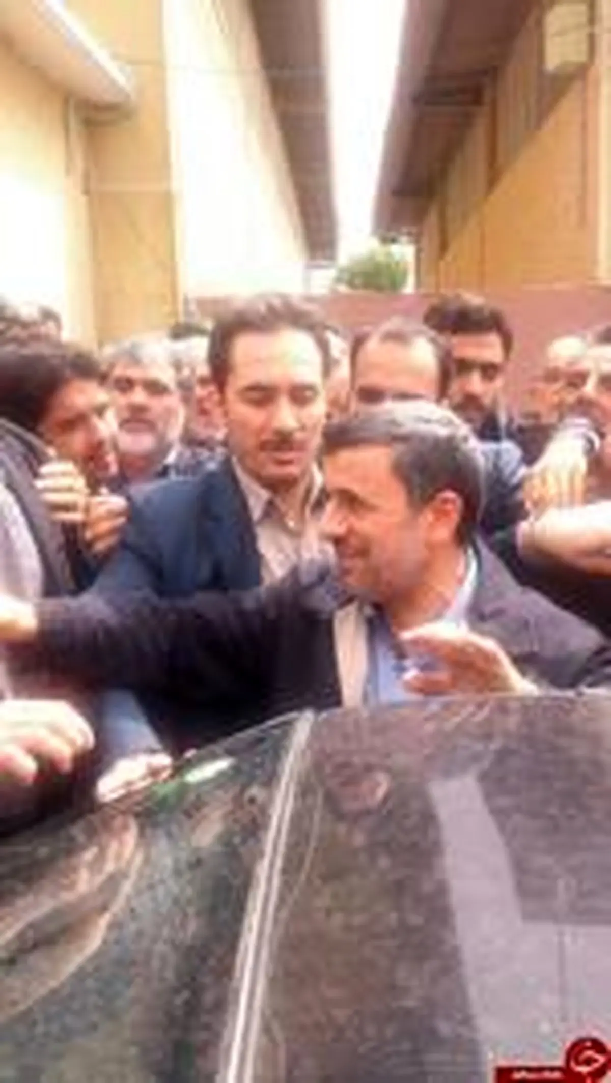 حواشی ورود احمدی نژاد به فرودگاه کرمان و استقبال نمایندگان مجلس/ تصاویر