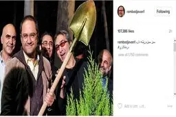 ژست رامبد جوان با بیلی که به‌دست دارد / عکس