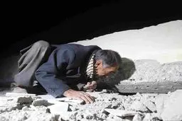 تصویری دردناک از پدری به دنبال فرزندانش زیر آوار زلزله