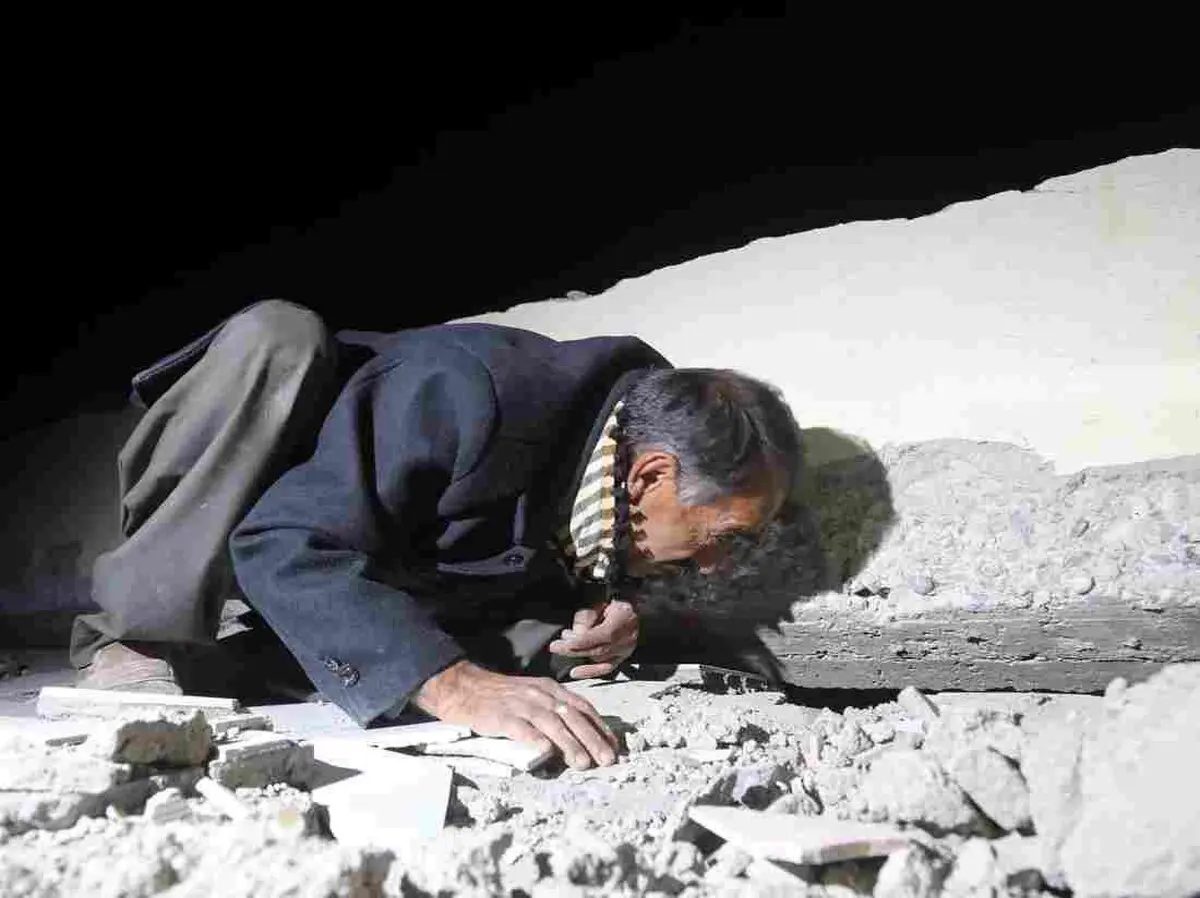 تصویری دردناک از پدری به دنبال فرزندانش زیر آوار زلزله