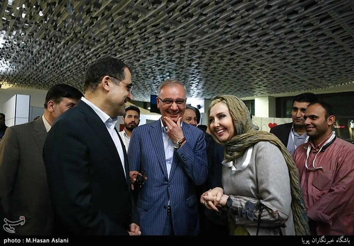 تصویری از خوش و بش کتایون ریاحی با وزیر بهداشت