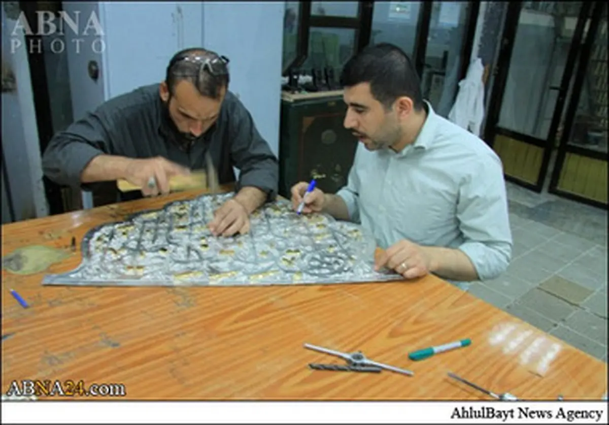 انجام مراحل پایانی ساخت درب ضریح جدید حرم حضرت عباس(ع) / تصاویر