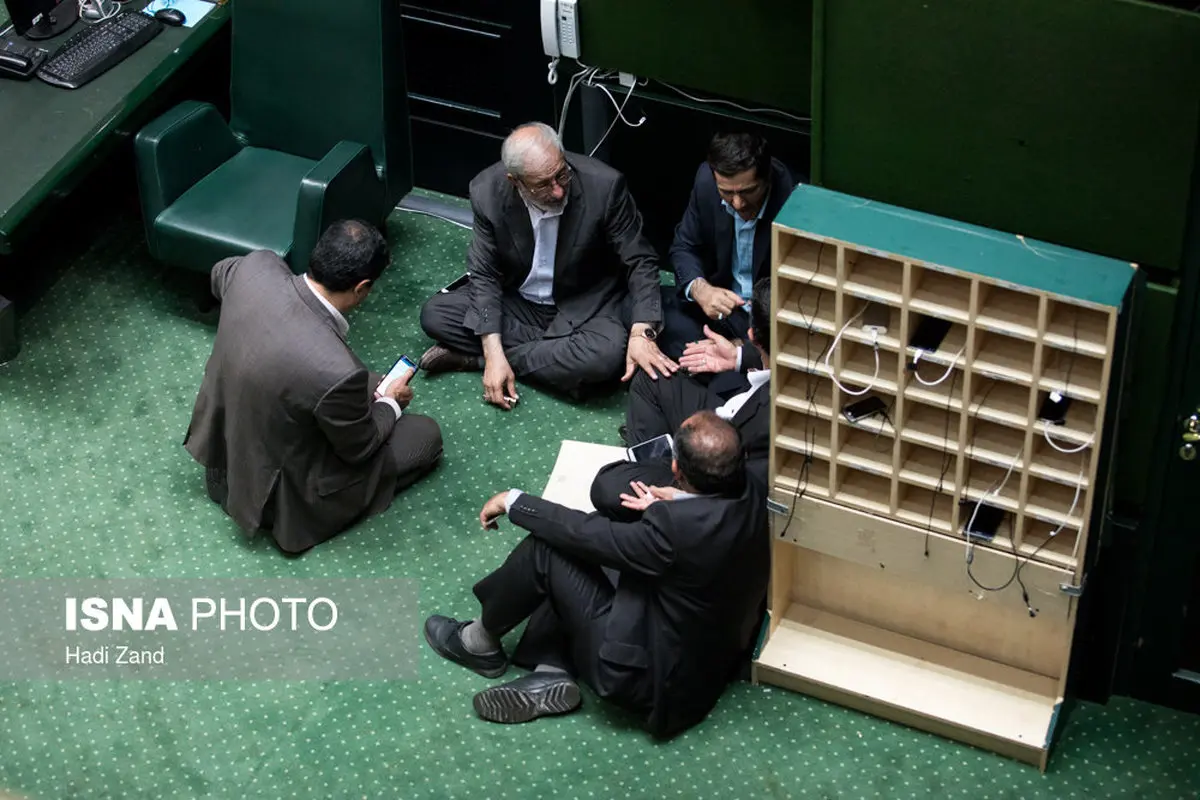 تصاویری از گوشه و کنار صحن مجلس و ژست های نمایندگان