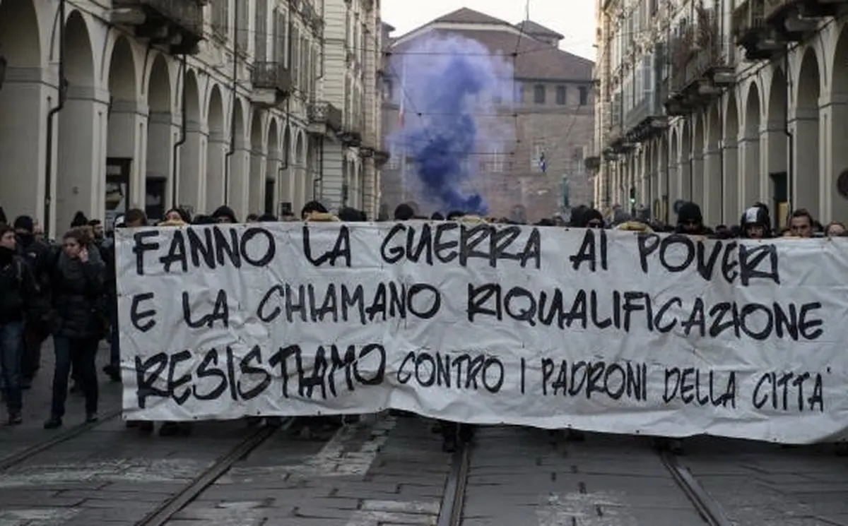 ضرب‌وشتم معترضان ضددولتی توسط پلیس ایتالیا/ تصاویر